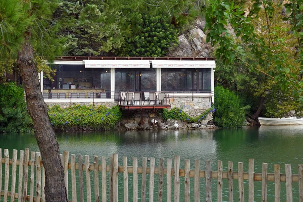 Détail du lac Votomos qui est un bel étang près du village de Zaros — Photo