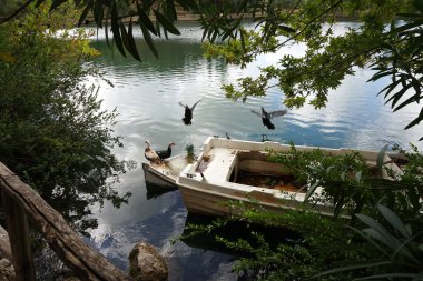 Votomenos Gölü manzarası, Girit 'te güzel bir yapay göl.