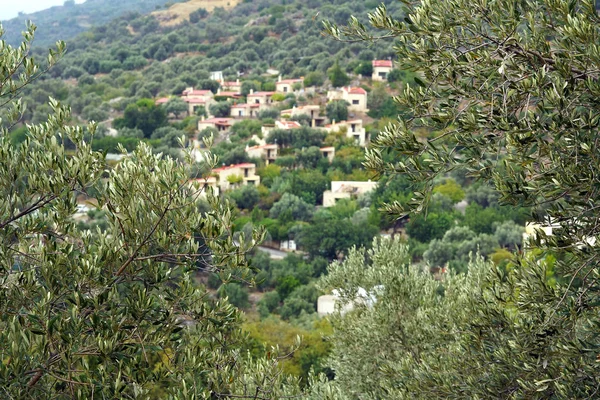 Uitzicht op het platteland met een klein dorp en de heuvels op Kreta — Stockfoto