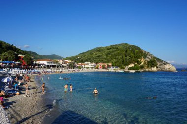 Parga, Yunanistan, 17 Temmuz 2018 Çeşitli uluslardan turistler denizin ve plajın tadını çıkarıyor