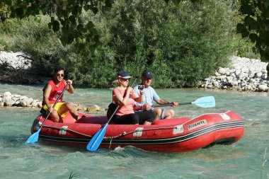 Parga, Yunanistan, 12 Temmuz 2018, Turistler Acheron Nehri 'nde rafting dersleri alıyorlar