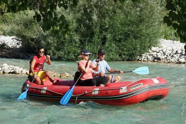 Parga, Grecia, 12 de julio de 2018, Los turistas toman clases de rafting en el río Acheron — Foto de Stock