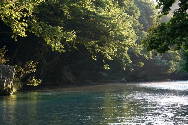 Uitzicht op de rivier de Acheron met zijn ongerepte natuur in Epirus — Stockfoto