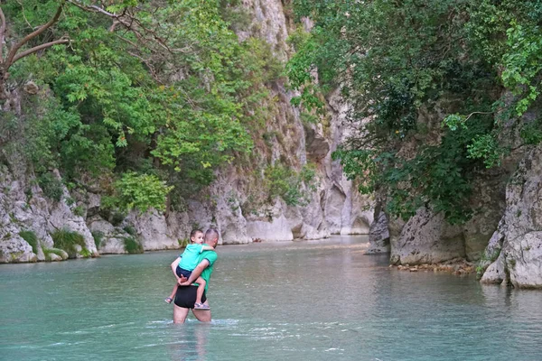 Parga, Grécia, 12 de julho de 2018, Passeio turístico no rio Acheron com sua natureza intocada no Epiro — Fotografia de Stock