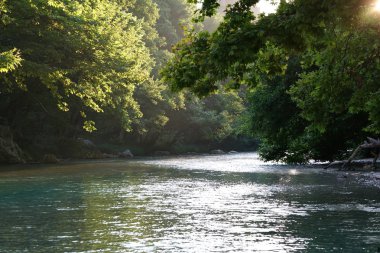 Epirus 'taki el değmemiş doğasıyla Acheron Nehri manzarası