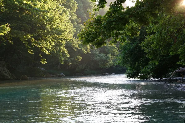 Uitzicht op de rivier de Acheron met zijn ongerepte natuur in Epirus — Stockfoto