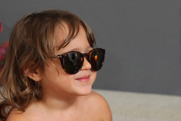 Una niña de tres años usa gafas de sol — Foto de Stock