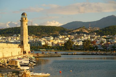 Rethymno, Yunanistan, 30 Eylül 2018 Rethymno Limanı ve deniz feneri Latarnia Morska