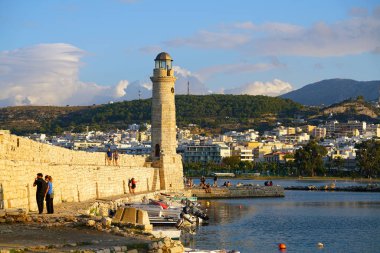Rethymno, Yunanistan, 30 Eylül 2018 Rethymno Limanı ve deniz feneri Latarnia Morska