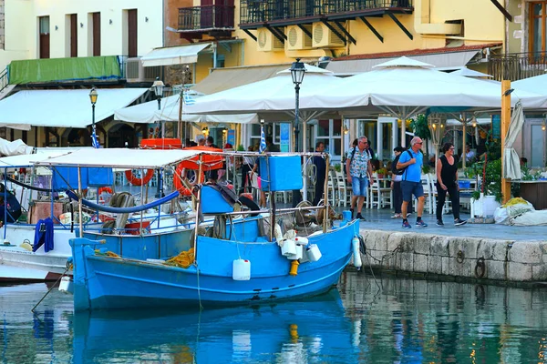 Rethymno, Grèce, 30 septembre 2018 Vue du port avec ses bateaux, ses boutiques et ses touristes — Photo