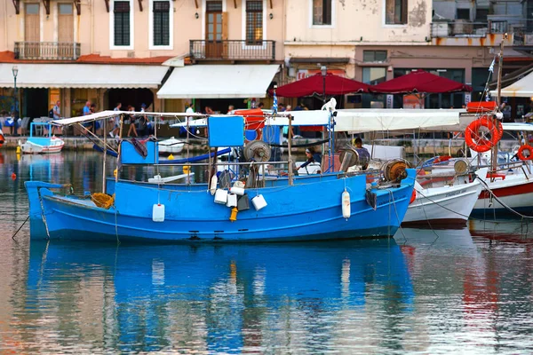 Rethymno, Grecia, 30 settembre 2018 Veduta del porto con le sue barche, i suoi negozi e i suoi turisti — Foto Stock