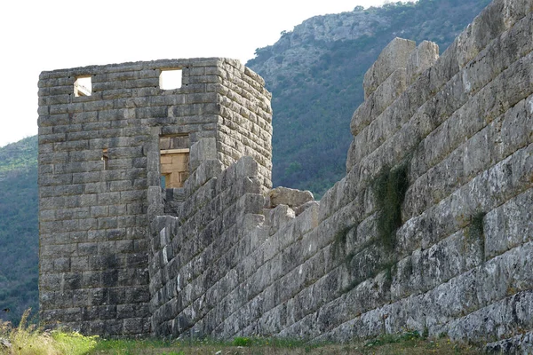 Una torre de vigilancia en la pared del circuito que rodeaba la antigua Messene en el Peloponeso — Foto de Stock