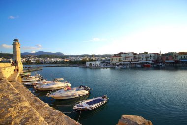 Rethymno, Yunanistan, 30 Eylül Rethymno Körfezi 'nin tekneleri, dükkanları ve manzarası
