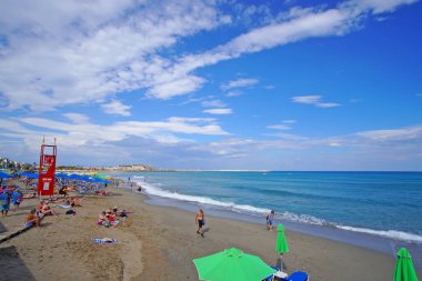 Rethymnon, Girit, Yunanistan 30 Eylül 2018 Rethimnon plajı yaz sonlarında bile turistlerle dolu