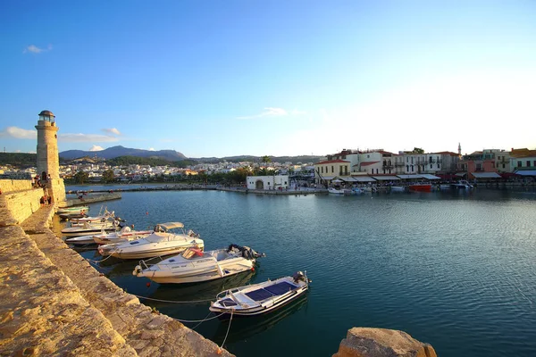 Rethymno, Grekland, 30 september Utsikt över Rethymnobukten med dess båtar, dess butiker och — Stockfoto