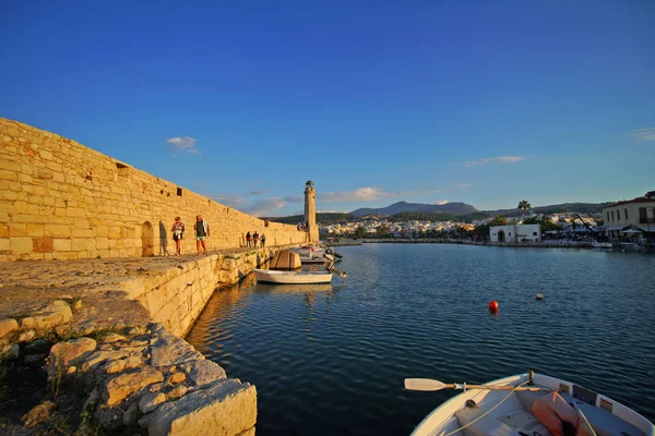 Rethymno, Griekenland, 30 september 2018 Uitzicht op de haven van Rethymno en de vuurtoren Latarnia Morska — Stockfoto