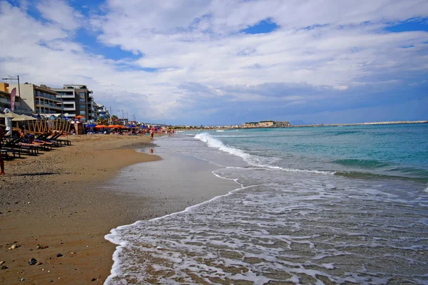 Rethymnon, Crète, Grèce 30 septembre 2018 Vue de la plage de Rethimnon pleine de touristes même à la fin de l'été — Photo