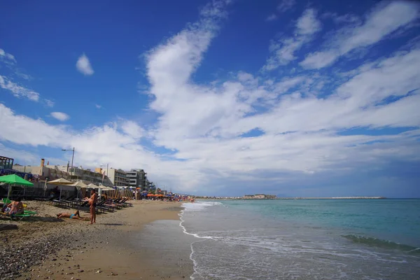 Rethymnon, Creta, Grecia septiembre 30 2018 Vista de la playa de Rethimnon llena de turistas incluso a finales del verano —  Fotos de Stock