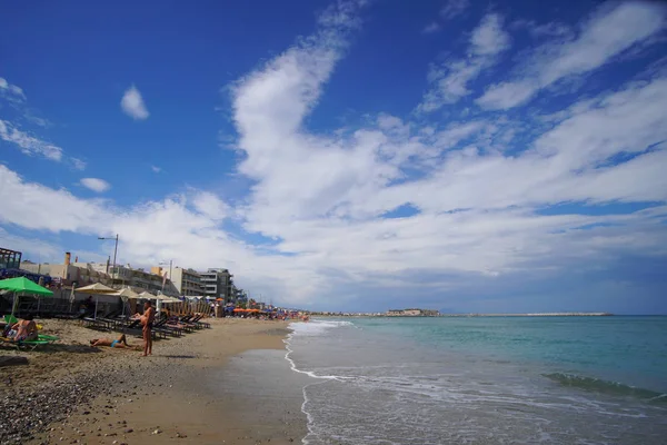 Rethymnon, Girit, Yunanistan 30 Eylül 2018 Rethimnon plajı yaz sonlarında bile turistlerle dolu — Stok fotoğraf