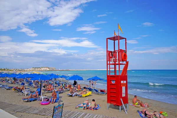 Rethymnon, Crète, Grèce 30 septembre 2018 Vue de la plage de Rethimnon pleine de touristes même à la fin de l'été — Photo