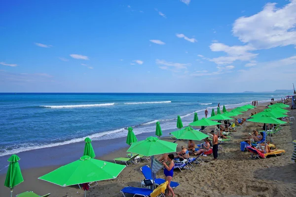 Rethymnon, Kreta, Griekenland 30 september 2018 Zicht op het strand van Rethimnon vol toeristen, zelfs in de late zomer — Stockfoto