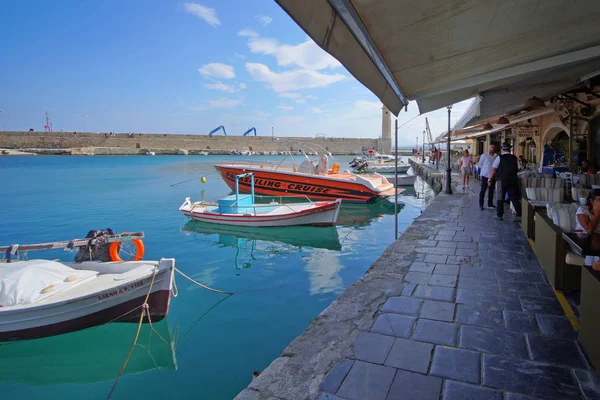 Rethymno, Grécia, 30 de setembro de 2018 Vista do porto de Rethymno com suas lojas e seus turistas — Fotografia de Stock