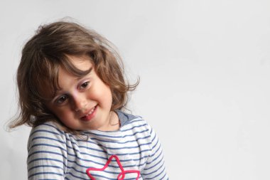 Bir 3-4 yıl eski kız oynarken ve gülüyor beyaz arka plan üzerinde portre