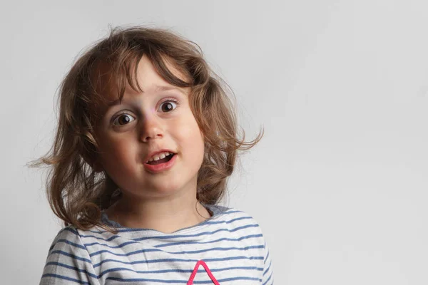 遊んで笑う3-4歳の女の子の白い背景の肖像画 — ストック写真