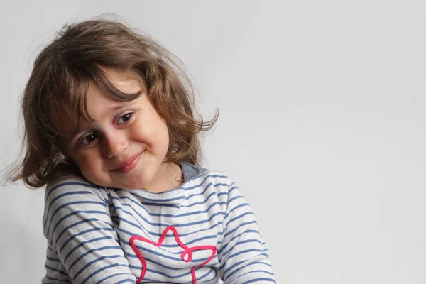 Retrato sobre fondo blanco de una niña de 3-4 años jugando y riendo — Foto de Stock