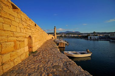 Rethymno, Yunanistan, 30 Eylül 2018 Rethymno Limanı ve deniz feneri Latarnia Morska