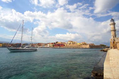 Xania, Girit, Ekim 01 2018 antik feneri ve Yelkenli gemisi ile Venedik limanının panoramik manzarası