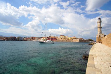 Xania, Girit Ekim 01 2018 eski deniz feneri ile limanın girişinde şehrin tarihi merkezinin panoramik manzarası
