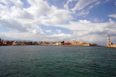 Hanya, Girit, Ekim 01 2018 liman girişinde ve tarihi şehir merkezinin panoramik manzarası