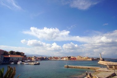 Hanya, Girit, Ekim 01 2018 tarihi şehir merkezine sahip eski Venedik limanının arka plan olarak panoramik manzarası