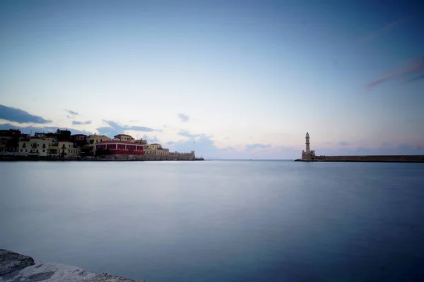 Chania, Grekland Oktober 01 2018 Panoramautsikt på kvällen över ingången till den venetianska hamnen — Stockfoto