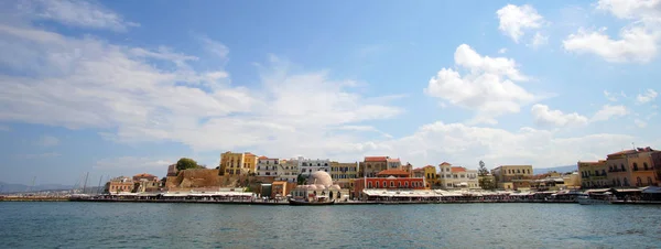 Creta, 01 de octubre de 2018 Vista panorámica del centro histórico de la ciudad desde el mar interior en el puerto —  Fotos de Stock