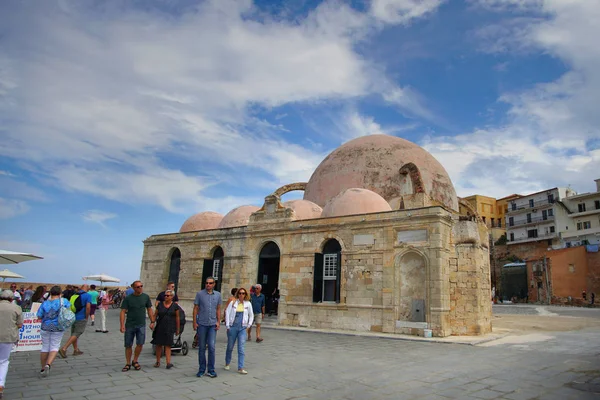 Xania, Creta, 01 de octubre de 2018 Mezquita de Küshürük Hasan, mezquita de estilo otomano situada frente al puerto veneciano en el centro histórico de la ciudad — Foto de Stock