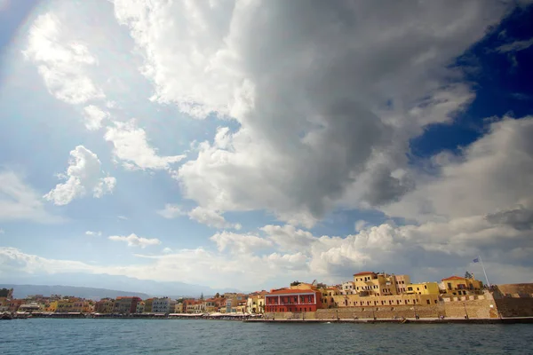 Chania, Creta, 01 de outubro de 2018 Vista panorâmica do centro histórico da cidade a partir do mar interior no porto — Fotografia de Stock
