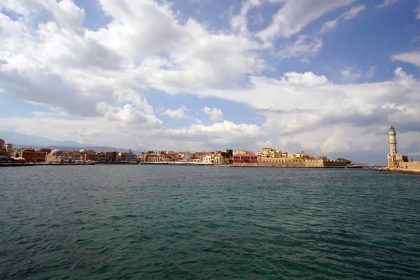 Chania, Creta, 01 de octubre de 2018 Vista panorámica de la entrada del puerto y el centro histórico de la ciudad —  Fotos de Stock