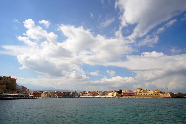 Chania, Grécia 01 de outubro de 2018 Vista panorâmica do centro histórico da cidade a partir do mar interior no porto — Fotografia de Stock