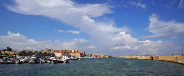 Xania, Creta, 01 de octubre de 2018 Vista panorámica de la ciudad con turistas de diversas nacionalidades visitando las murallas del puerto veneciano — Foto de Stock