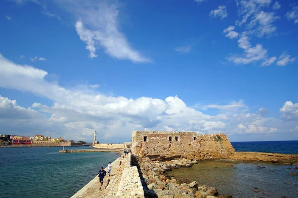 Xania, Kreta, oktober 01 2018 panoramautsikt över den gamla venetianska hamnen med dess murar och befästningar — Stockfoto