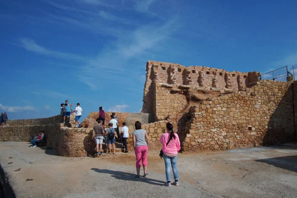 Xania, Creta 01 de octubre 2018, turistas de diversas nacionalidades visitan las murallas del puerto veneciano —  Fotos de Stock