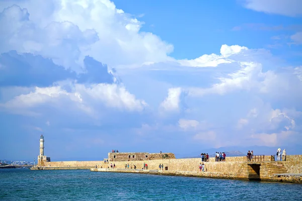 Xania, Creta, 01 de octubre de 2018 Turistas de diversas nacionalidades visitan las murallas, el faro y las fortalezas del puerto veneciano —  Fotos de Stock