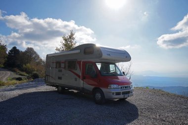 Euboea adasının orta kesimindeki Steni Dirfyos yakınlarındaki dağda park etmiş kırmızı bir karavan.