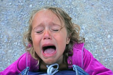 3-4 yaşındaki kız annesi tarafından azarlandığı için ağlıyor