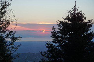 Eubeoa 'daki Dirfi dağından görülebilen güzel bir gün batımı.