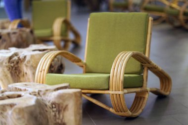 plaj evlerinin döşenme sinde yaygın olarak kullanılan hasır sandalye