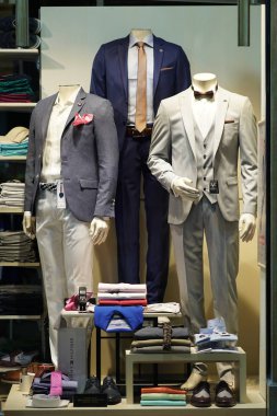 Lefkada, Yunanistan, 13 Eylül 2018, Şehirde dolaşan bir butik bir vitrin gece görünümü