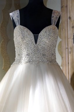 Lefkada şehir etrafında gidiyor, bir dükkan penceresinde güzel gelinlik